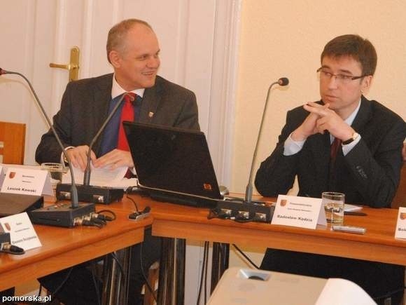 Burmistrz Leszek Kawski (z lewej) i radny Radosław Kędzia