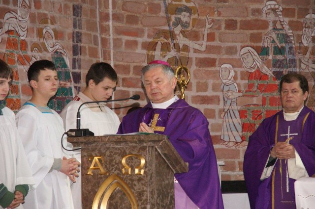 Uroczystą mszę świętą w kościele farnym odprawił biskup Henryk Tomasik
