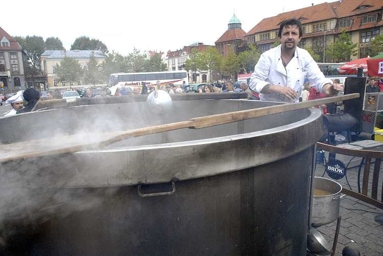 Na placu Zwyciestwa w Slupsku ugotowano najwiekszą zupe...