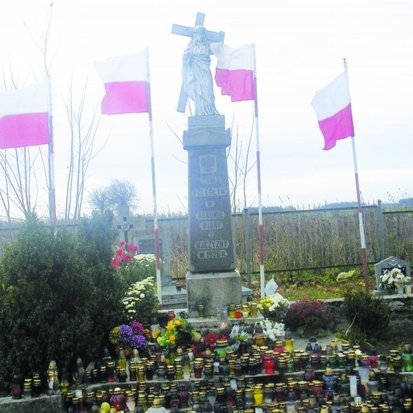 Na samym zwieńczeniu łapskiego cmentarza stoi krzyż ku czci tych, którzy polegli w obronie Ojczyzny i wiary. Zawsze płoną tu znicze, ktoś kładzie wiązankę kwiatów. I niesione podmuchami wiatru powiewają biało-czerwone flagi. To dobrze. Niech pamięć trwa.