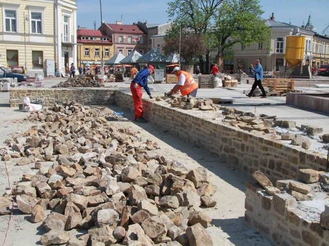Kończą się prace przy murach renesansowego ratusza.
