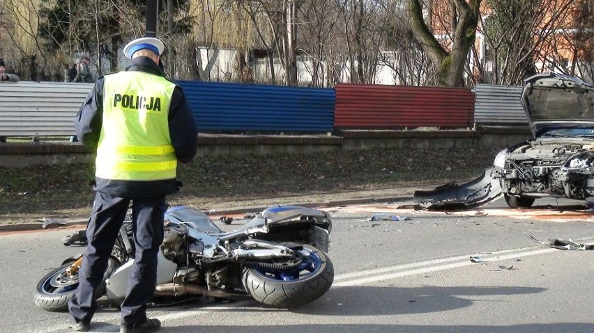 Zabrze: groźny wypadek motocyklisty. Wyprzedzał na łuku [ZDJĘCIA]