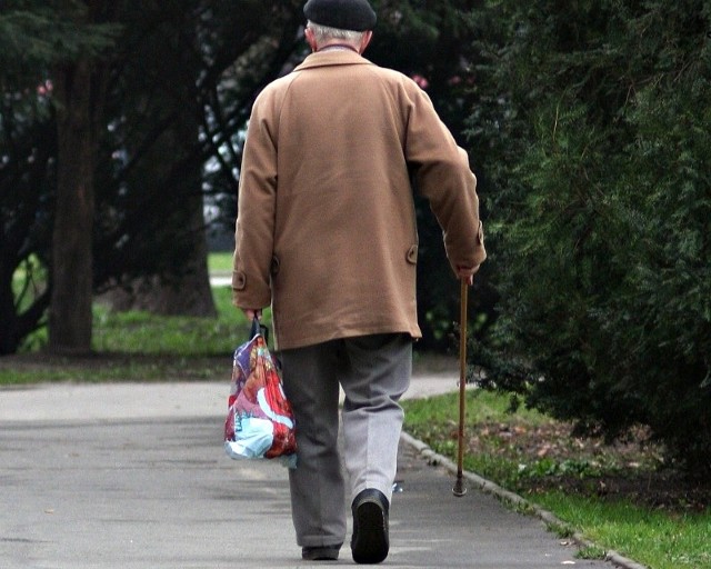 Problem w tym, że społeczeństwo się starzeje. Za dwie, trzy dekady osób młodych będzie w Polsce o jedną trzecią mniej niż teraz. Jednocześnie będziemy żyć coraz dłużej.