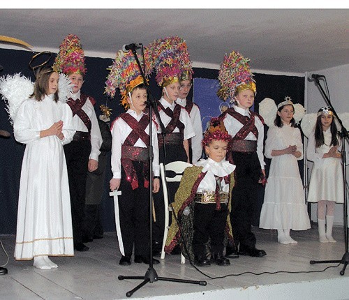 Kolędowanie rozpoczęli uczniowie ze szkoły w Tymiankach-Buciach