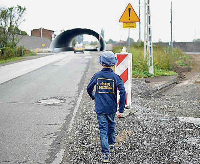 Brak chodnika oznacza niebezpieczeństwo także dla dzieci