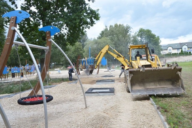 W suchedniowskim parku wznowiono prace. Inwestycja warta ponad 6 milionów złotych ma być gotowa do końca roku.