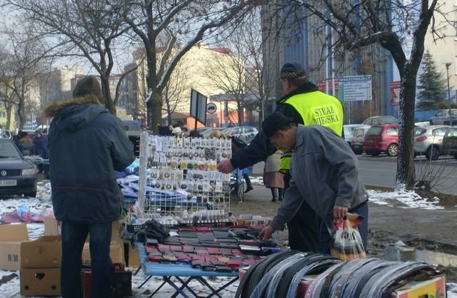 W czwartek strażnicy kontrolowali handlujących na targowiskach w kilku miejscach w Radomiu