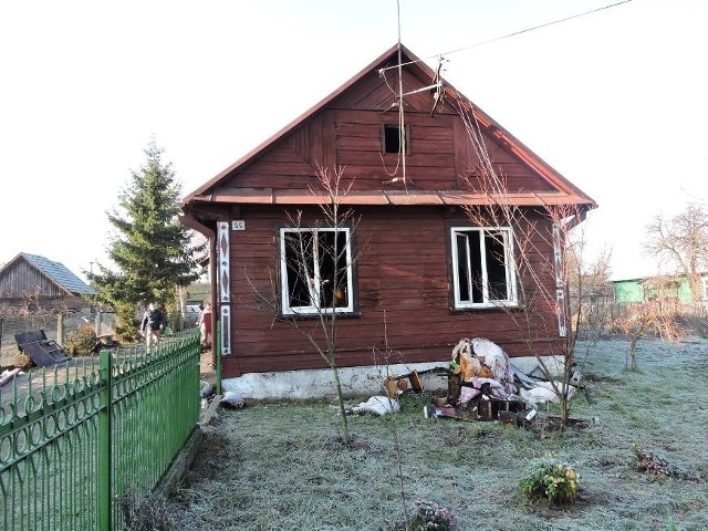 Dwie dziewczynki - siedmioletnia i czteroletnia zginęły w pożarze domu w miejscowości Chytra. Mocno ucierpieli dziadkowie, którzy próbowali ratować wnuczki. Jednak babcia została postawiona przez prokuraturę w stan oskarżenia