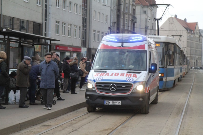 Karetka zablokowała torowisko. Reanimacja na przystanku na Piłsudskiego