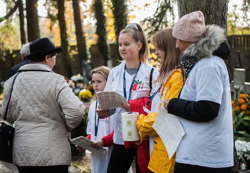 Wszystkich Świętych na cmentarzu w Koszalinie. Mieszkańcy...