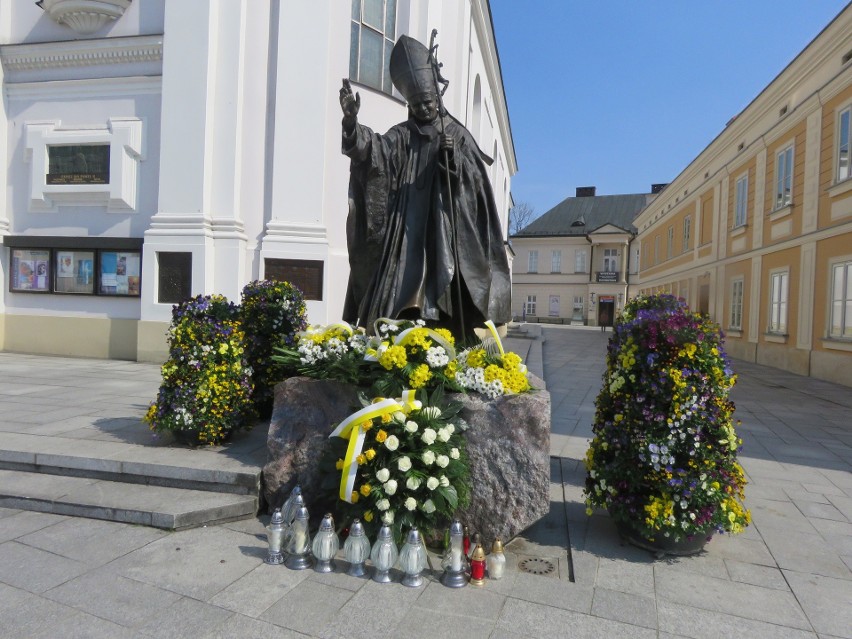 Pod pomnikiem Jana Pawła II w jego rodzinnych Wadowicach...