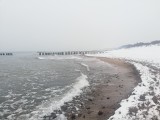 Sobotni spacer po Unieściu. Na plaży śnieg [ZDJĘCIA]
