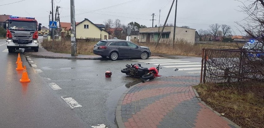 Łyse. Wypadek na skrzyżowaniu. Motocyklista wraz z pasażerką zostali zabrani do szpitala