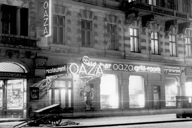Restauracja Oaza w Warszawie-widok zewnętrzny. Widoczne szyldy i neony reklamowe. Przesuwaj kolejne slajdy gestem lub strzałką