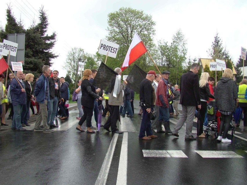 Blokada drogi w Jaśkowicach koło Brzeźnicy.