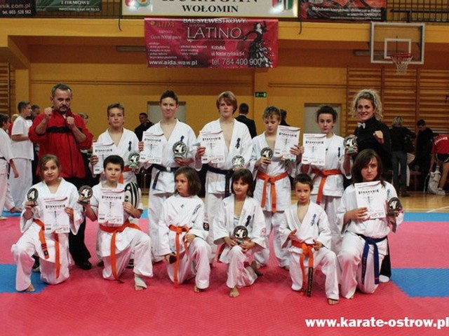 Liczna reprezentacja Ostrowskiego Klubu Karate Kyokushinkai często gościła na podium w Wołominie.