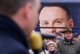 Kandydat na prezydenta Andrzej Duda w Tucholi depnął w... psią pozostałość. Na szczęście? [zdjęcia, wideo]