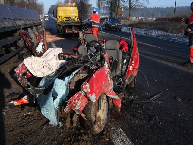 Tyle zostało z osobowego nissana, który wjechał pod tira.