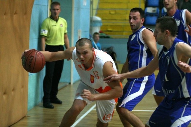 Koszykarze UMKS Kielce (z piłką Artur Busz) grają mecz pucharowy ze Startem Lublin.