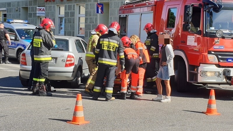 Wypadek na skrzyżowaniu ul. Wólczańskiej z Radwańską. Poważnie ranny kierowca skutera