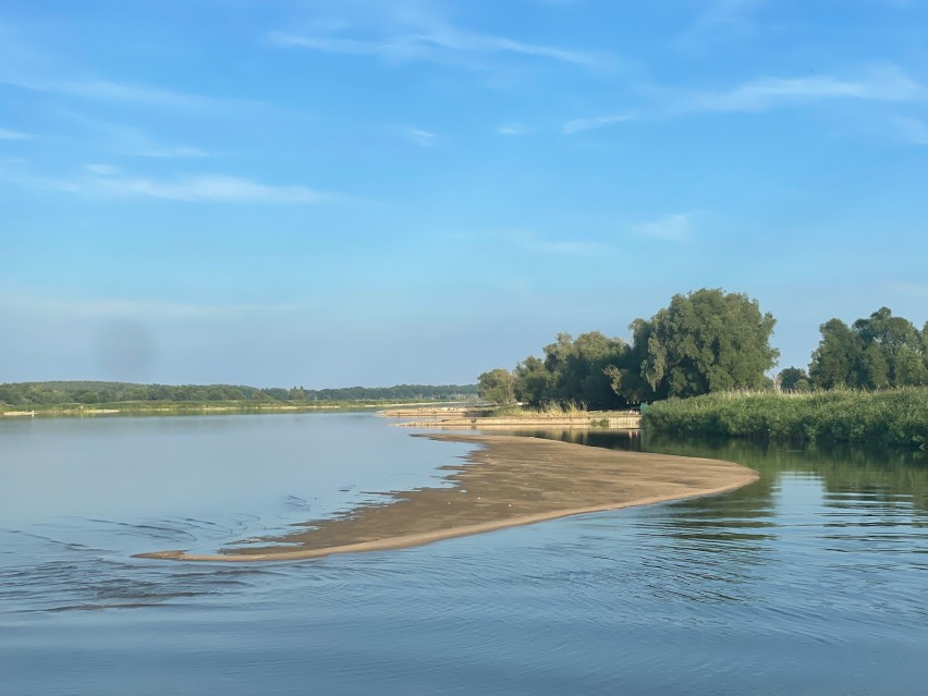 Coraz mniej wody w Odrze! Uziemione barki, a na rzece tworzą się łachy [ZDJĘCIA]