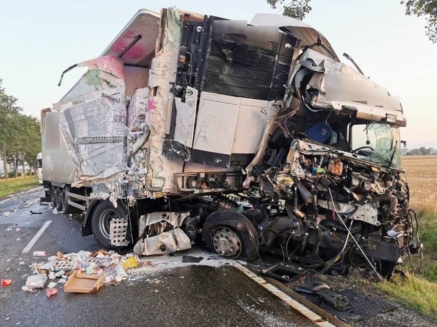 Wypadek w Gnojewie w gm. Miłoradz! 21.07.2021 r. Jedna osoba ranna w zderzeniu dwóch ciężarówek na dk 22. Jedną z nich przewożono indyki