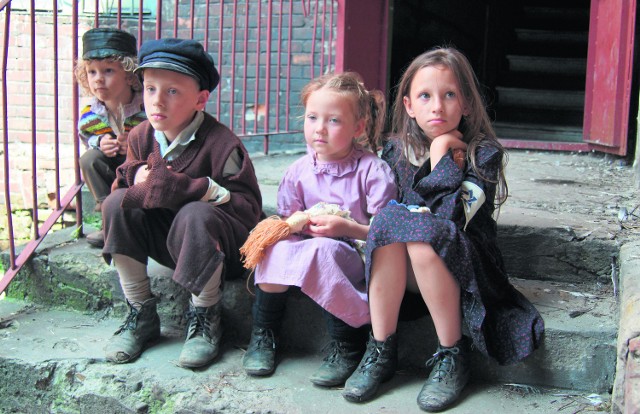 W głównej roli małego Henryka Schönkera wystąpił 8-letni Karolek Klęczar ze Skidzinia (drugi z lewej)