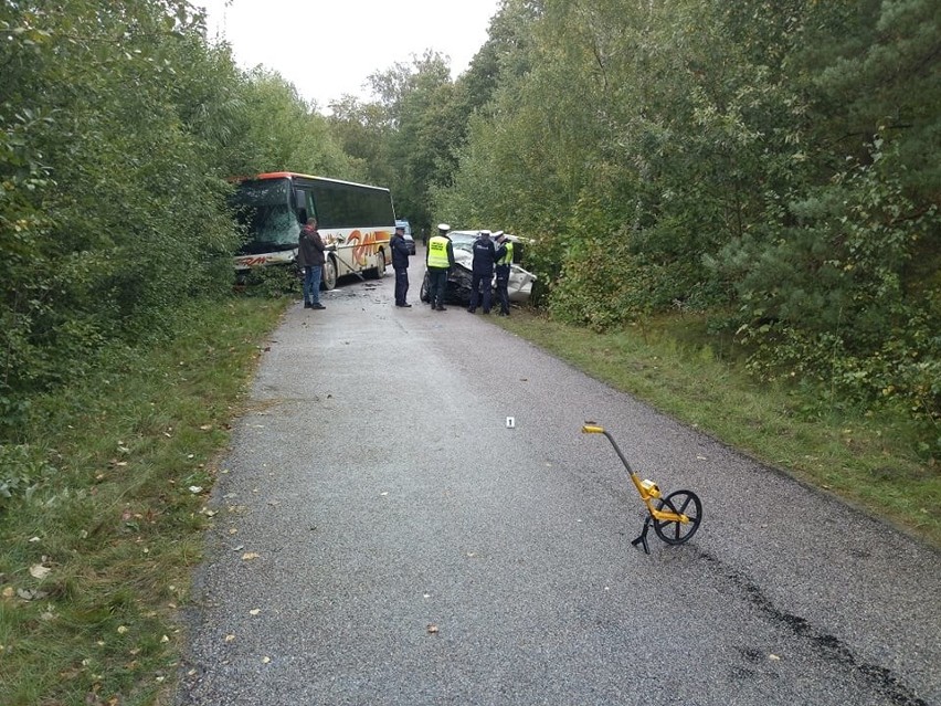 Zderzenie autokaru szkolnego z busem na drodze Leśniki - Radule. Kierowca zmarł w szpitalu [ZDJĘCIA] 18.09.2019