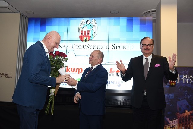 W Hotelu Filmar odbyła się coroczna Gala Mecenasów Sportu. Prezydent Torunia Michał Zaleski w towarzystwie wiceprezydenta miasta Zbigniewa Fiderewicza oraz Przewodniczącego Rady Miasta Marcina Czyżniewskiego wręczył statuetki sponsorom naszego sportu. Wyróżnienia otrzymała rekordowa liczba 70 firm lub osób. W imieniu obdarowanych głos zabrali prezes Mentora i Polskiego Związku Łyżwiarstwa Figurowego Marek Kaliszek oraz prezes CPP Toruń Pacific Wojciech Sobieszak. Wręczyli Michałowi Zaleskiemu bukiet kwiatów z okazji 15-lecia prezydentury Torunia. Ten bezzwłocznie przekazał kwiaty swojej "prawej ręce" w temacie sportu, czyli Marioli Soczyńskiej - szefowej Wydziału Sportu i Rekreacji. Oto zdjęcia z imprezy: