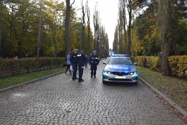 Policja zwiększa swoje patrole na cmentarzach i w okolicy