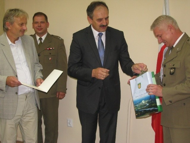 Komendant Leszek Wieczorek otrzymał też prezent od starosty Bogdana Pągowskiego