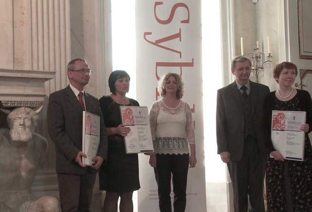 W środku Lucyna Mizera, dyrektor stalowowolskiego Muzeum Regionalnego.