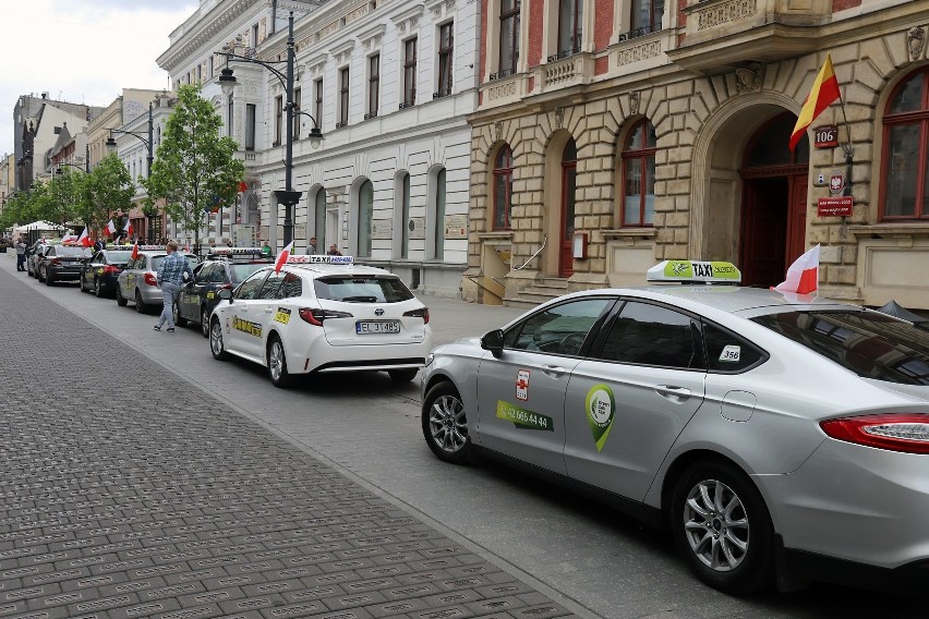 Protest taksówkarzy na Piotrkowskiej. Chcą, by rząd uregulował działania takich firm jak Uber i Bolt [ZDJĘCIA]