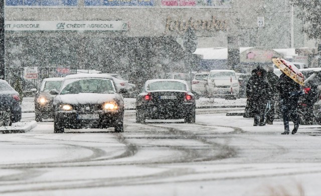 Zgodnie z przewidywaniami krajobraz Kujaw i Pomorza zaczął się trochę zabielać. Niska temperatura zachowa śnieg przynajmniej do połowy przyszłego tygodnia.Tak wyglądało po godzinie 7 na bydgoskich ulicach. Zobacz inne miejsca na kolejnych zdjęciach naszej galerii >>>