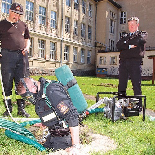 Strażacy wypompowali wczoraj wodę z podziemnych zbiorników pod szczecineckim ogólniakiem, aby sprawdzić, do czego one w ogóle służyły.