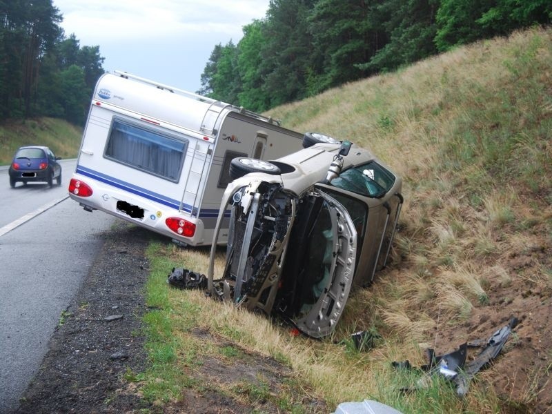 Kamping i renault wleciały do rowu (zdjęcia internauty)