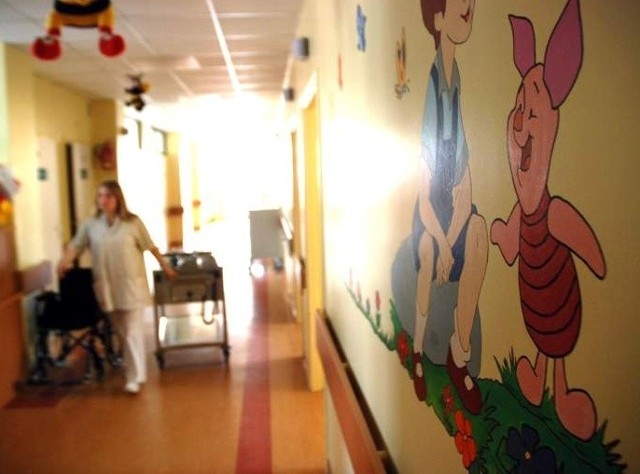 Trzy dziewczynki wraz z matką przebywają na oddziale Chirurgii Dziecięcej i Urazowej szpitala w Tarnobrzegu.