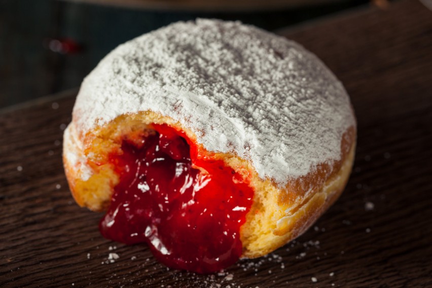 Przepisy na domowe pączki na tłusty czwartek. Puszyste smakołyki serowe i z ziemniaków. Sprawdź, jak zrobić pączki w piekarniku