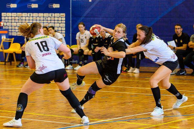 Eurobud JKS Jarosław (czarne stroje) pokonał Koroną Handball Kielce.