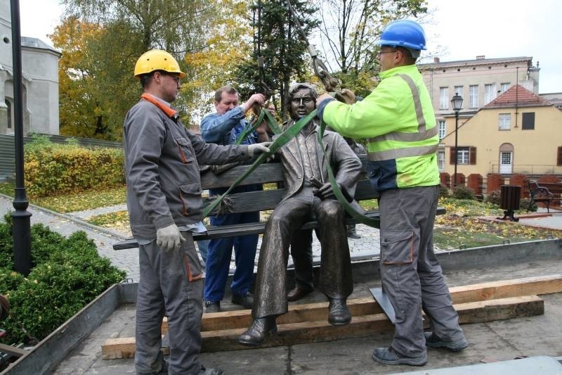 Opole: Montaz pomnika Marka Grechuty na wzgórzu...