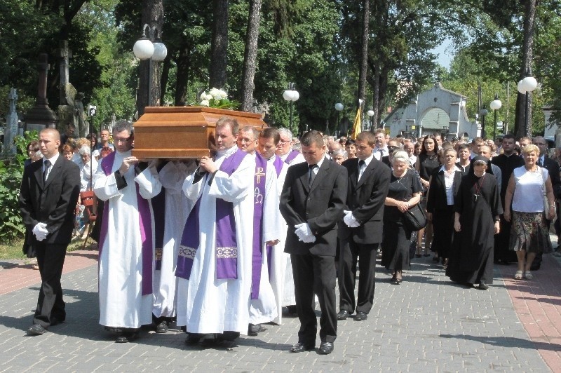 Biskup Stefan Siczek spoczął na cmentarzu przy ulicy...