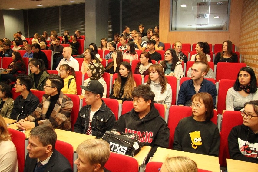 Studenci z zagranicy uroczyście rozpoczęli rok akademicki na uniwersytecie w Kielcach 