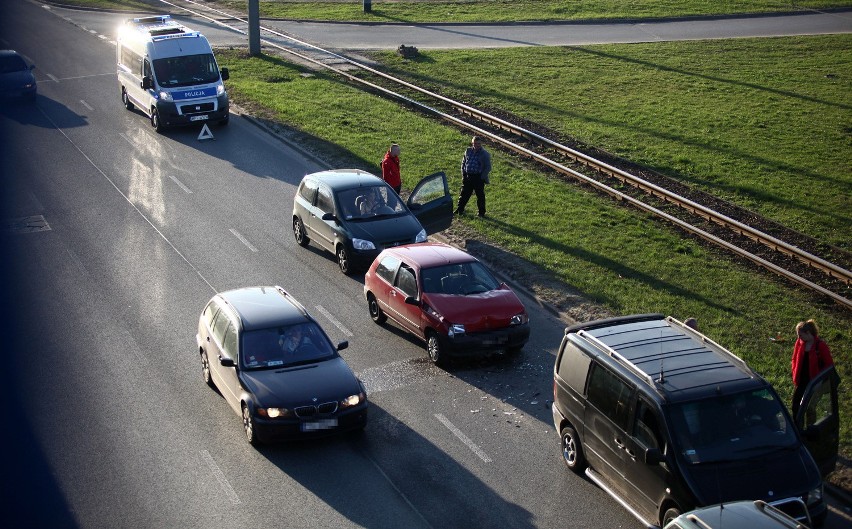 Wypadek na Piłsudskiego. Zderzenie 3 samochodów, sprawcą 19-latek [ZDJĘCIA]