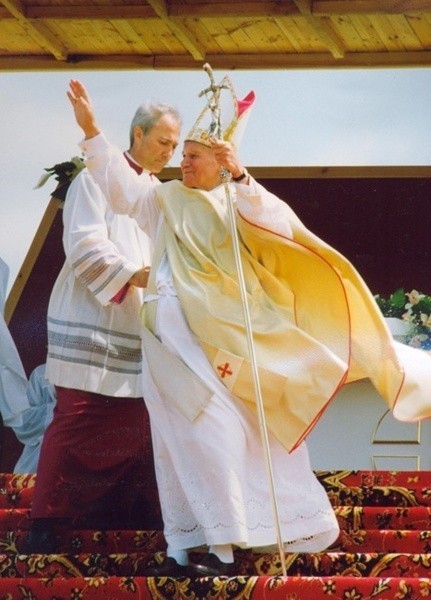 Jan Paweł II podczas Mszy Świętej na lotnisku w Radomiu - 4...