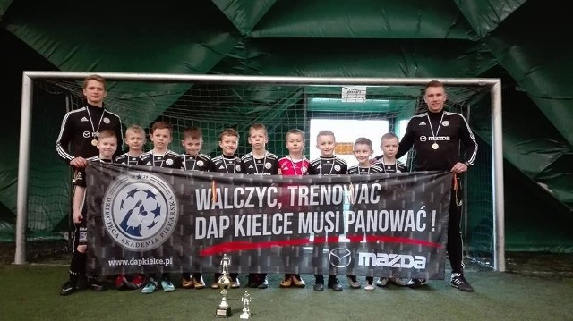 Młodzi piłkarze DAP Kielce w kolejnym turnieju potwierdzili dobrą dyspozycję.