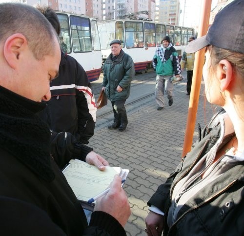 Kara za brak biletu opłacona w ciągu tygodnia wynosi 67 zł, po tym terminie gapowicz musi zapłacić 95 zł. Wystarczą trzy niezapłacone kary, żeby trafić do KRD. Jeżeli sprawa trafi do sądu, to nawet jedna nieopłacona kara może oznaczać wpisanie do rejestru.