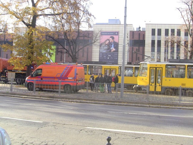 Do kolizji doszło ok. godz. 14 na al. Niepodległości w pobliżu Galerii Kaskada. Tramwaj linii "3" wypadł z szyn. Nikomu nic się nie stało, ale pasażerowie muszą liczyć się z utrudnieniami.