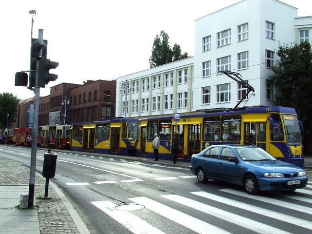 Za wykolejonym składem ustawił się sznur tramwajów