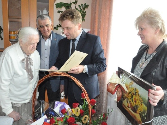 Pani Marianna Kosowicz w dniu swojego pięknego setnego jubileuszu została obdarowana kwiatami i koszem słodkości, usłyszała także wiele pięknych życzeń z ust burmistrza Połańca Jacka Tarnowskiego oraz kierownik Urzędu Stanu Cywilnego Aliny Dudek.