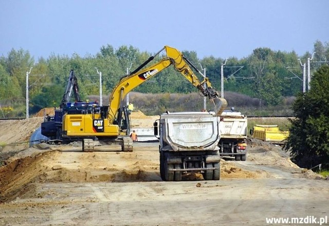 Na placu budowy trasy N-S robota wre. Na prawie całym odcinku widać już zarys nowej drogi, miejscami jest podbudowa, a nawet krawężniki.